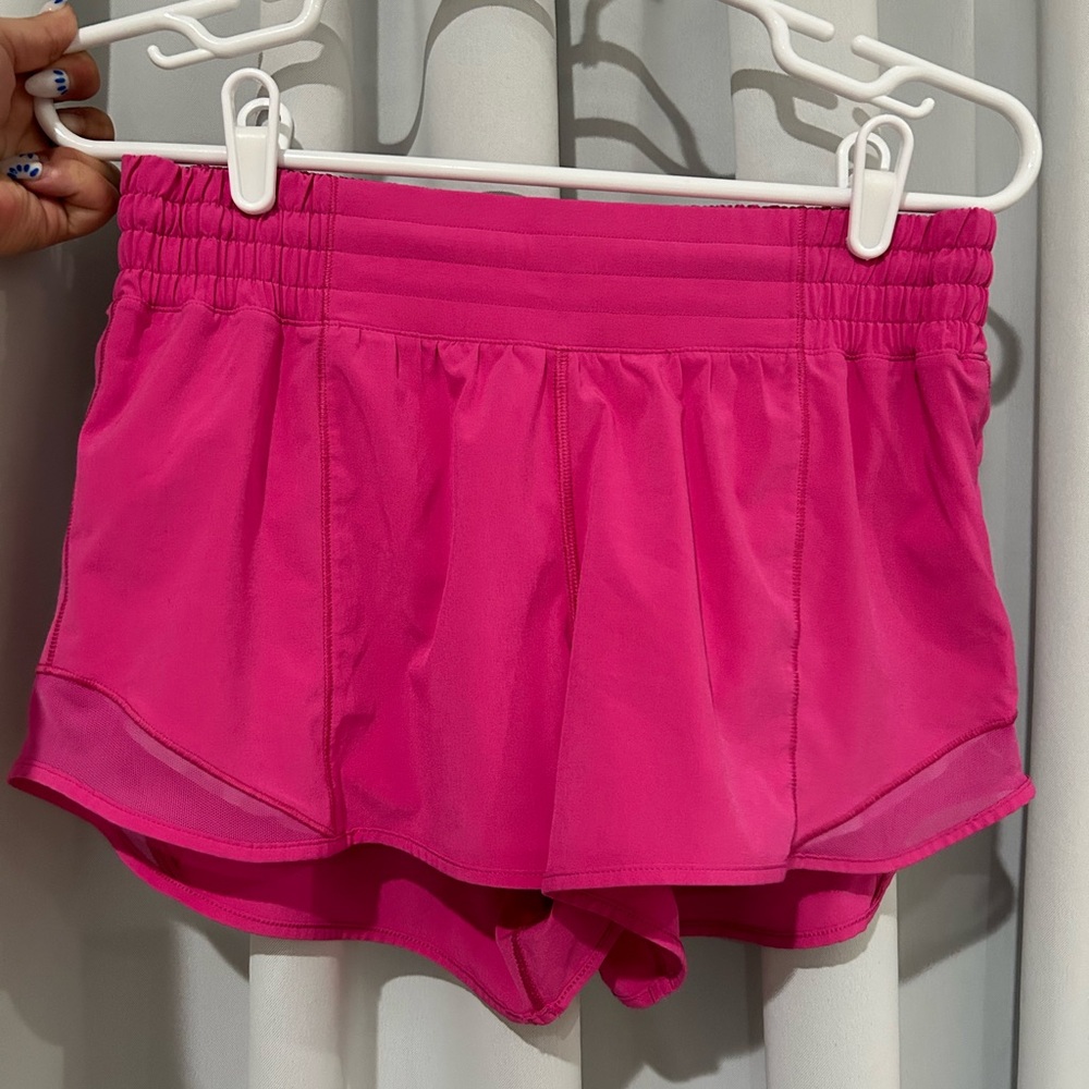 Lululemon High rise 2.5 Hotty hot shorts